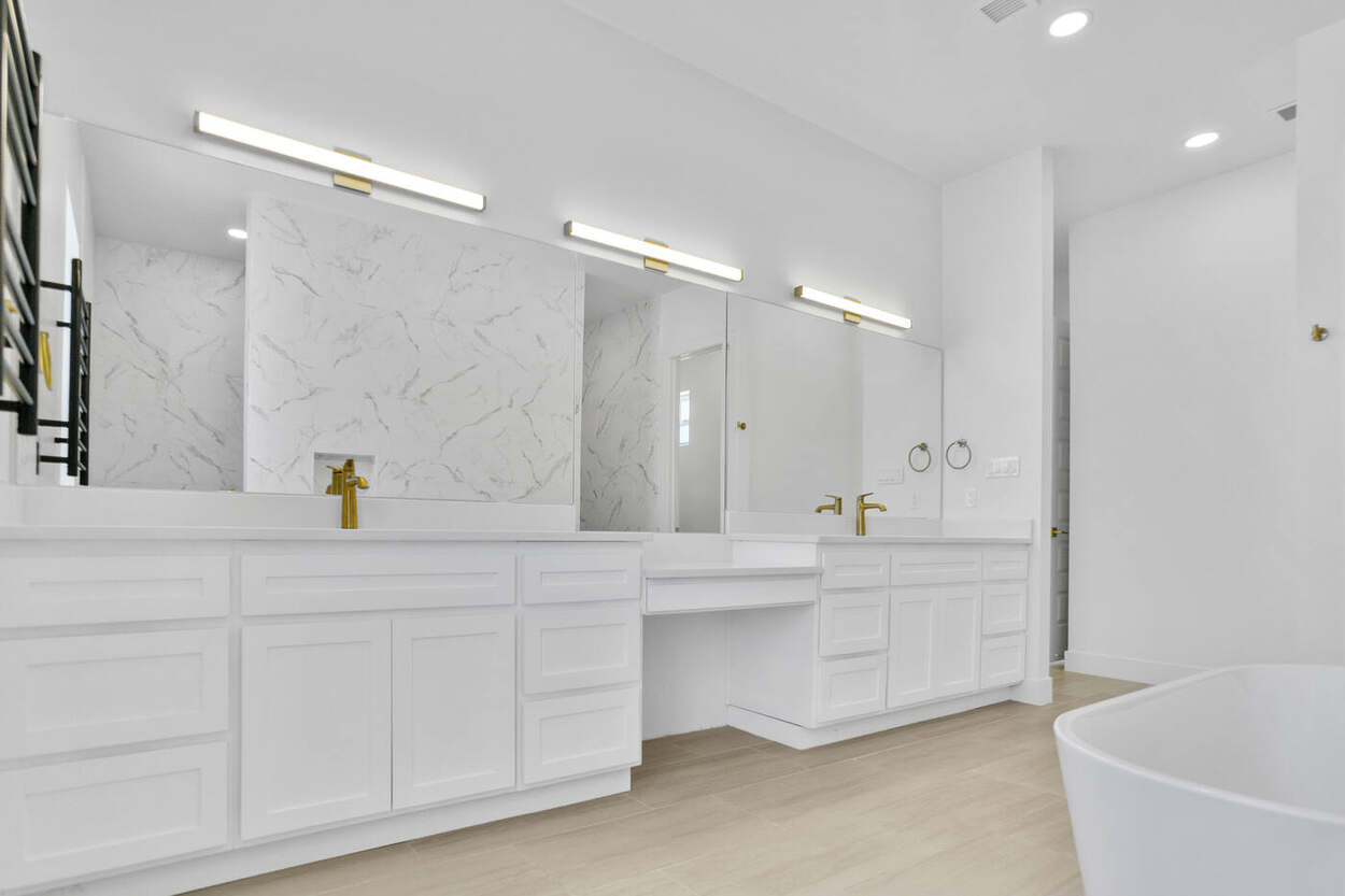 2200 Hacienda Rey owner's bath